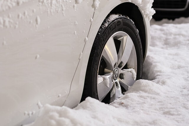 tire-in-snow